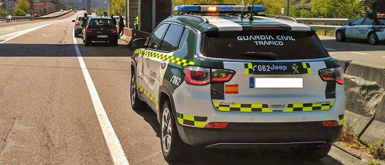 Vehículos y agentes de la Guardia Civil, en el control de Mieres en el que dieron el alto a los dos detenidos. | Guardia Civil