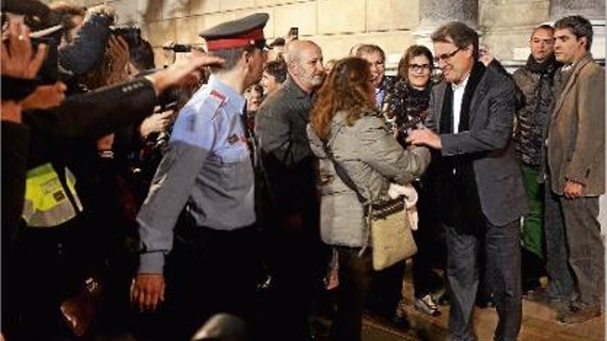 El president de la Generalitat, Artur Mas, surt a saludar uns ciutadans que l&#039;aclamen a la plaça Sant Jaume.