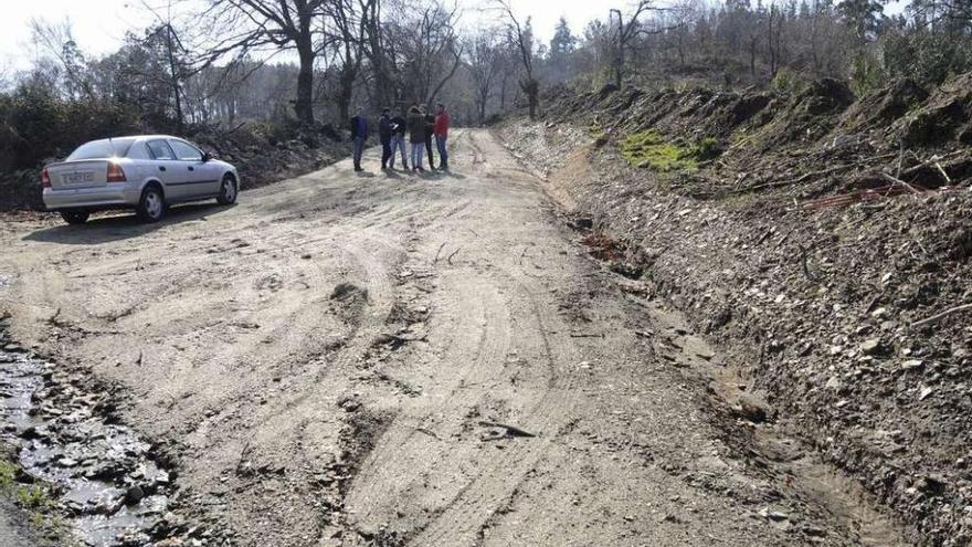 Cuiña y Medela visitaron ayer una de las pistas que comenzaron a abirse cerca de Montouto. // Bernabé/Javier Lalín