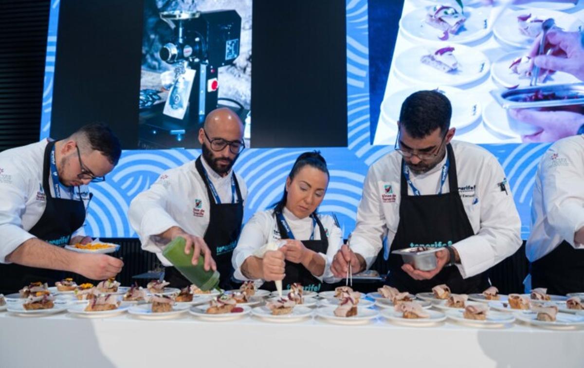 Cocineros de la Isla en el puesto de Tenerife durante la reciente feria de gastronomía Madrid Fusión.
