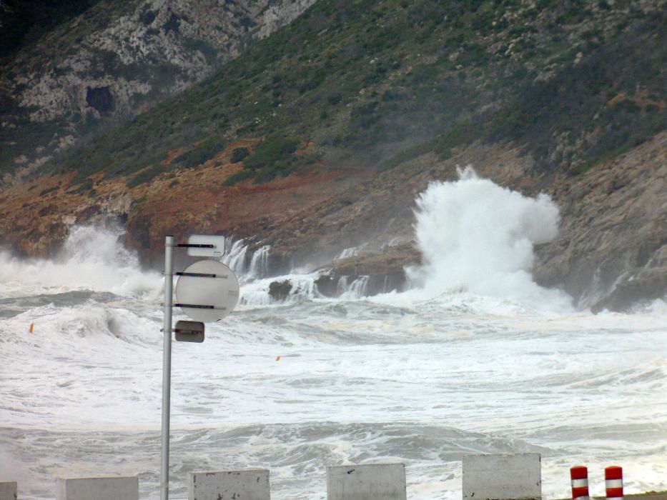 Grandes olas en les rotes de Dénia