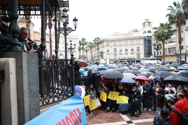 FOTOGALERÍA | Las imágenes de la manifestación en Huelva de Asociación Víctimas del Descarrilamiento de Adamuz