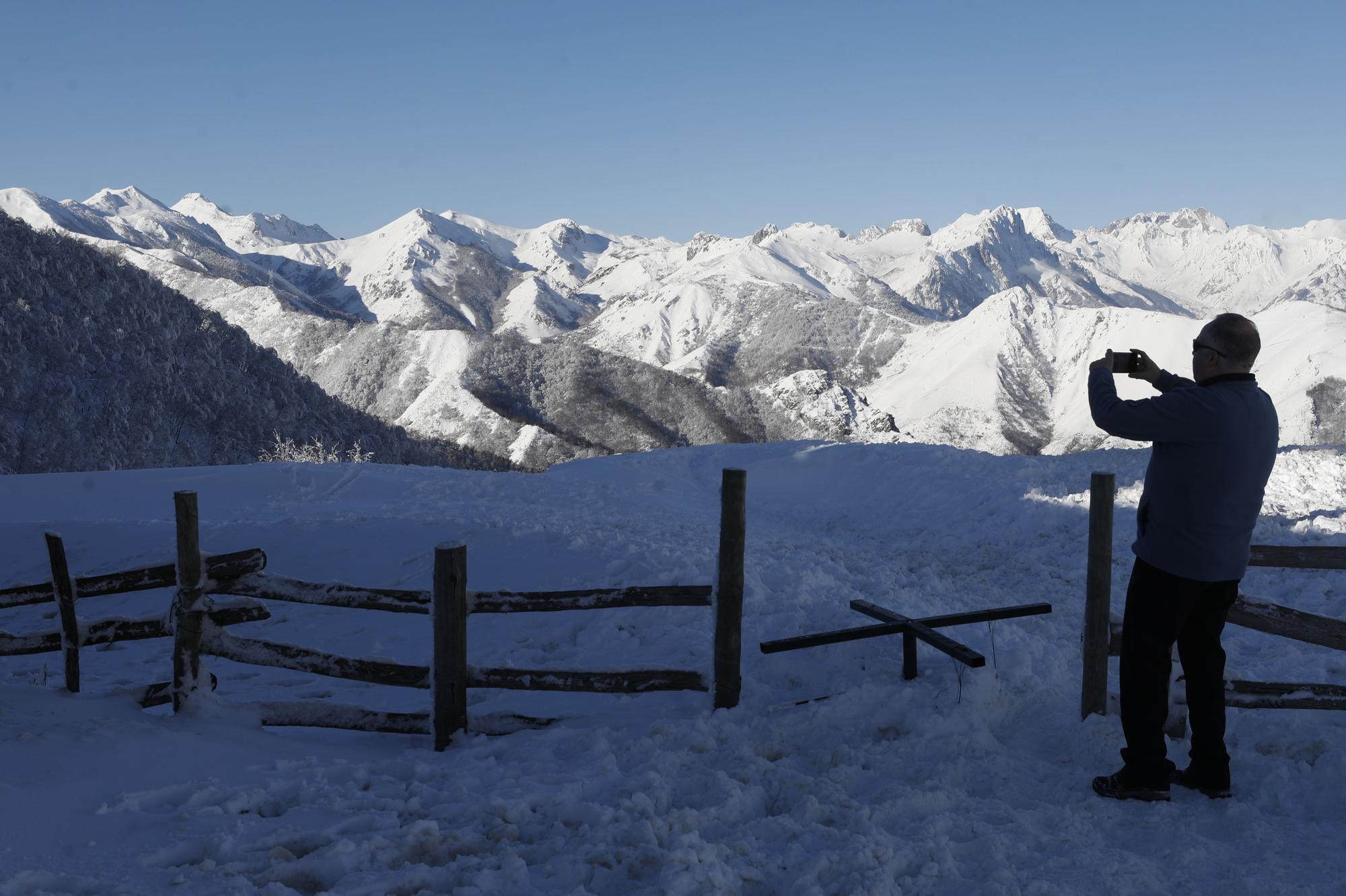 EN IMÁGENES: Pajares, la nevera de Asturias, amanece a -9,3ºC