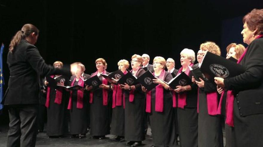 El Coro Santiaguín celebra acompañado sus 80 años