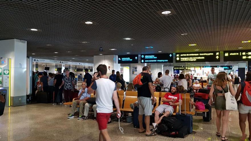 Miles de viajeros pasan las horas en el aeropuerto Cristiano Ronaldo esperando reubicación.