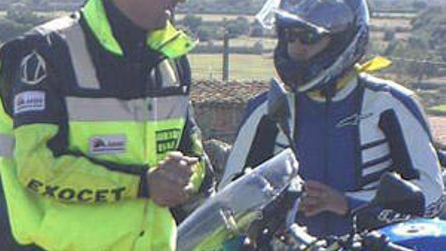 Juan Carlos Toribio, a la izquierda, junto a un motero en un curso en Zamora.