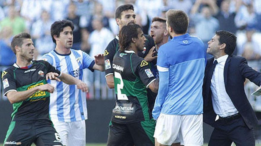 Jugadores del Málaga y el Elche se enzarzan en una tangana durante el encuentro que la LFP investiga por un supuesto amaño.