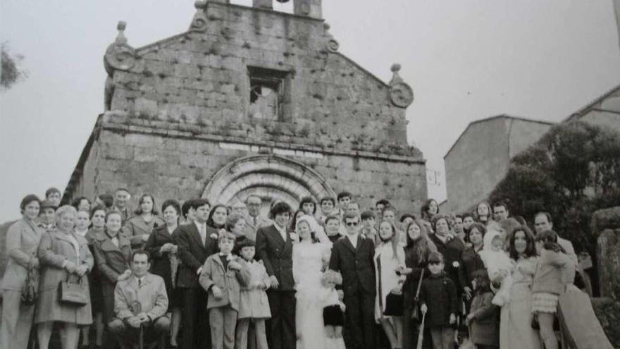 La autora, en el centro, con hermana Carmela y su cuñada Finita.