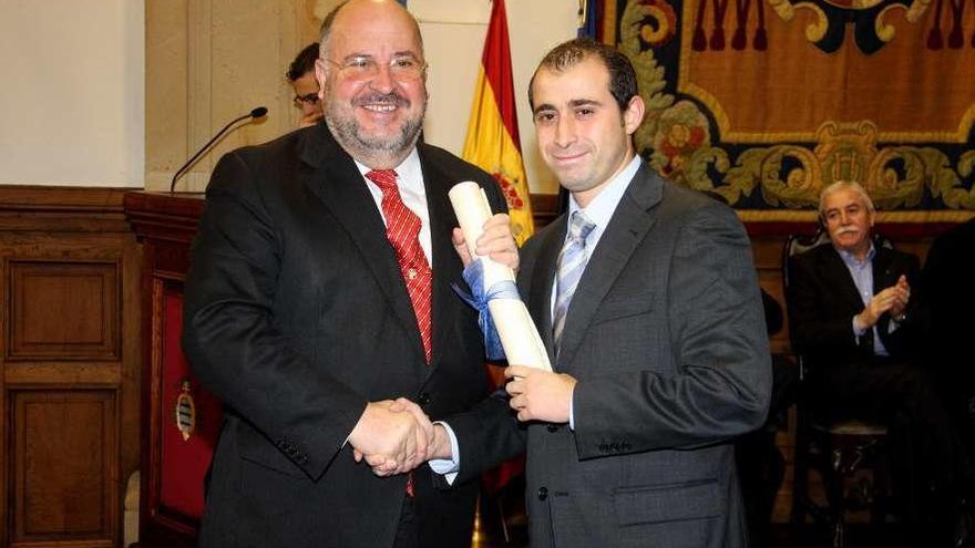 José Manuel Iglesias, a la izquierda, entrega en 2008 uno de los premios Laboral 2000 a Óscar Martínez Álvarez.