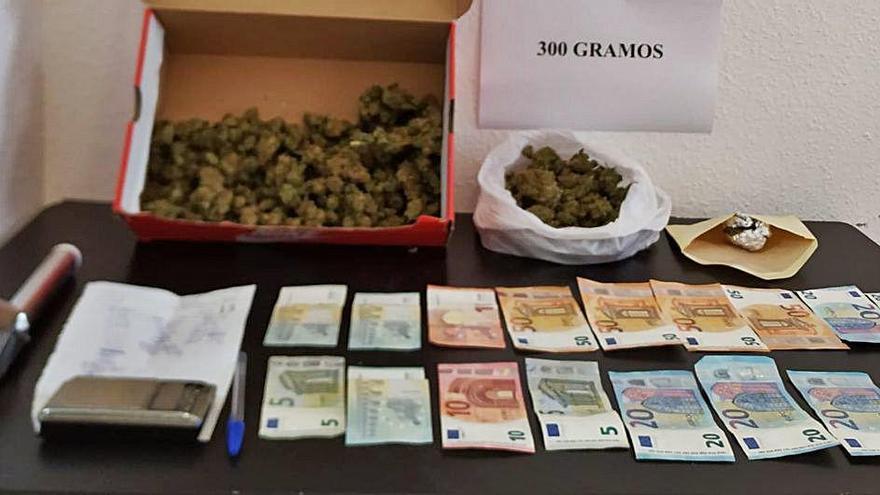 Material intervenido al hombre arrestado por vender droga en Dénia.