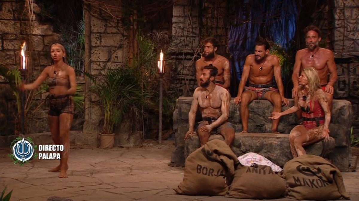 Anita se levanta de su sitio abandonando (por un momento) la palapa