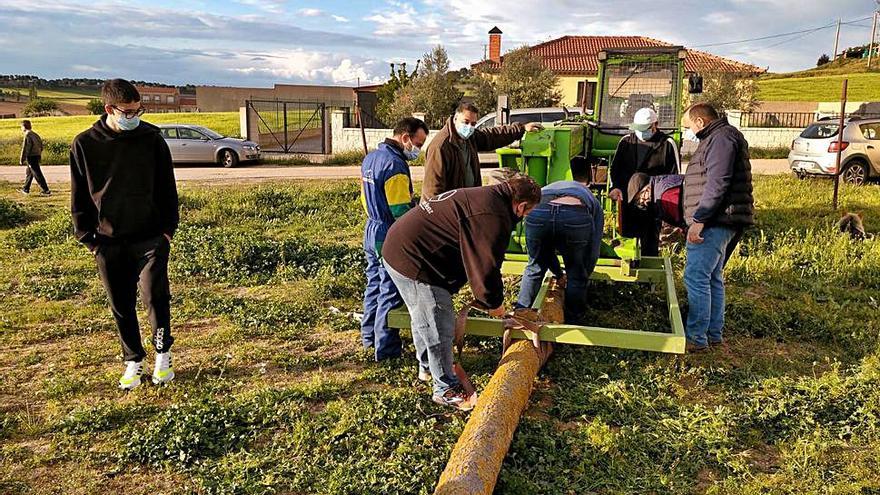 Los vecinos colaboran para levantar el tronco del “mayo”. | E. V.