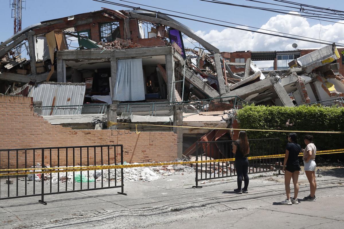AME8865. CALI (COLOMBIA), 13/08/2026.- Un grupo de mujeres observa este jueves, los escombros de una edificación destruida por el terremoto de magnitud 7,4 en Cali (Colombia). El terremoto de magnitud 7,4 que sacudió el lunes buena parte de Colombia deja 273 muertos, 3.824 heridos y 377 desaparecidos, mientras un nuevo sismo estremeció la zona del epicentro y crece la llegada de ayuda internacional, no exenta de polémica. EFE/ Ernesto Guzmán
