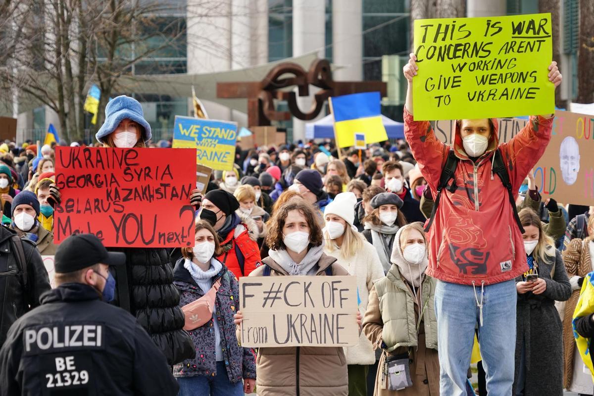 Berlin (Germany), 24/02/2022.- People with placards protest against Russia’s military operation in Ukraine, in front of the Chancellery in Berlin, Germany, 24 February 2022. Russian troops entered Ukraine on 24 February prompting the country’s president to declare martial law. (Protestas, Alemania, Rusia, Ucrania) EFE/EPA/CLEMENS BILAN