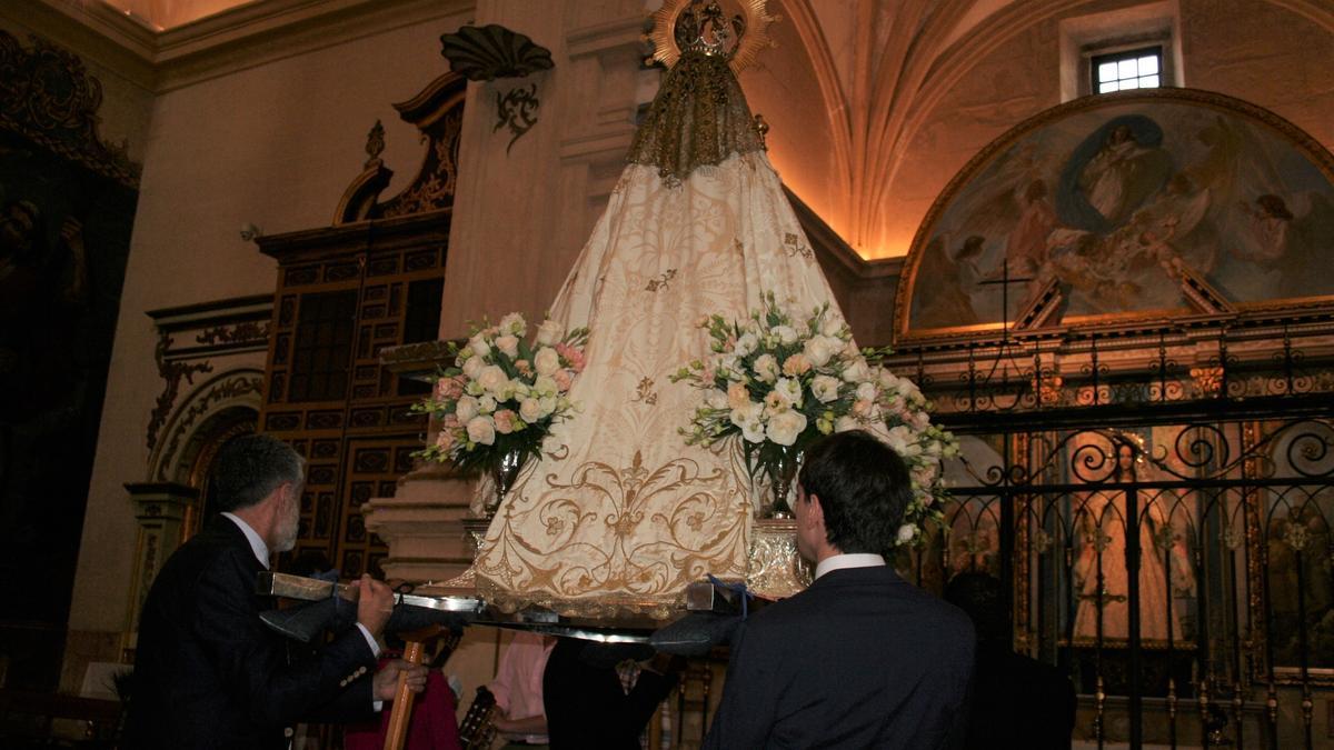 La Virgen del Alcázar frente a frente con la de la Encarnación, titular de la Archicofradía de Jesús Resucitado, y que ocupa una de las capillas de la antigua colegial de San Patricio.