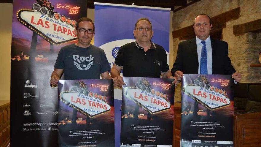 Pedro Castronuño, Oscar Somoza y Delfín Pérez con el cartel de &quot;Fabulosas Tapas&quot;.