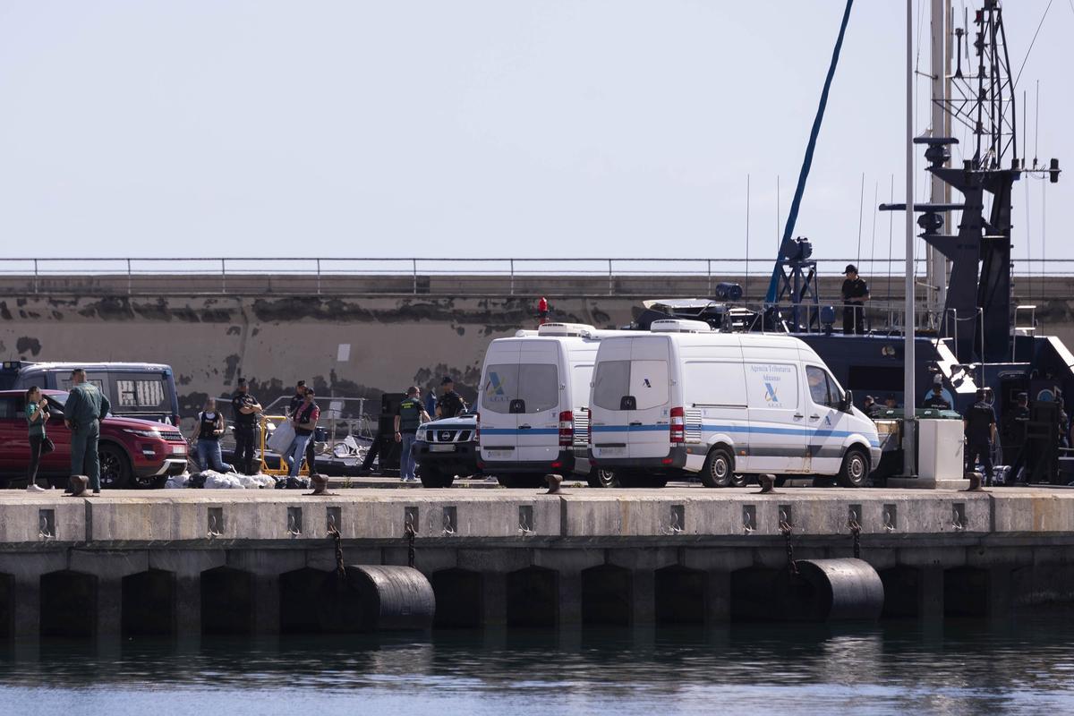 Descarga de la cocaína del velero de Torrevieja y de otro barco abordado en otra operación.