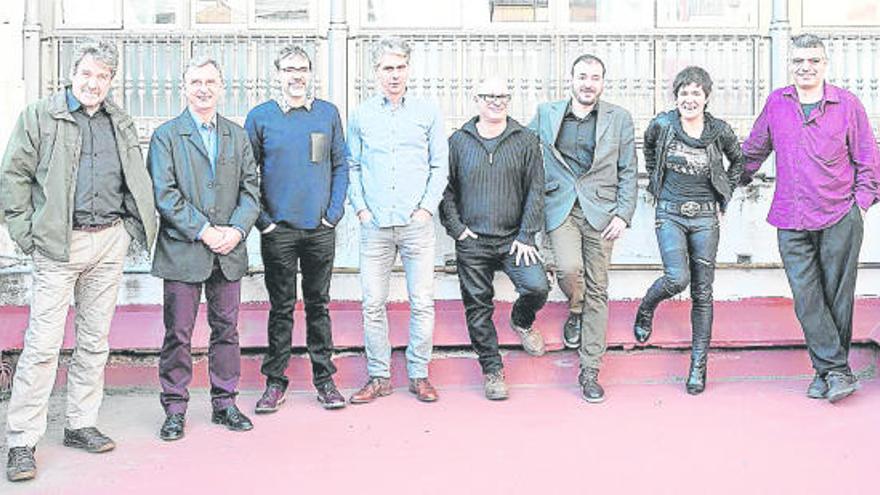 D&#039;esquerra a dreta, Francesc Puigpelat, Jaume Vilalta, David Plana, Pep Puig, Santi Baró, Josep Maria Miró, Empar Moliner i Víctor Obiols. Imatge dels premiats, ahir al migdia, a la seu d&#039;Òmnium Cultural a Barcelona