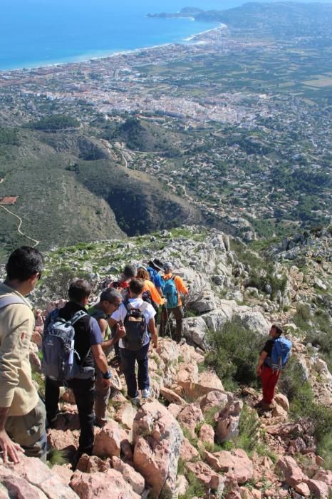 Una montañera ciega sube por primera vez al Montgó