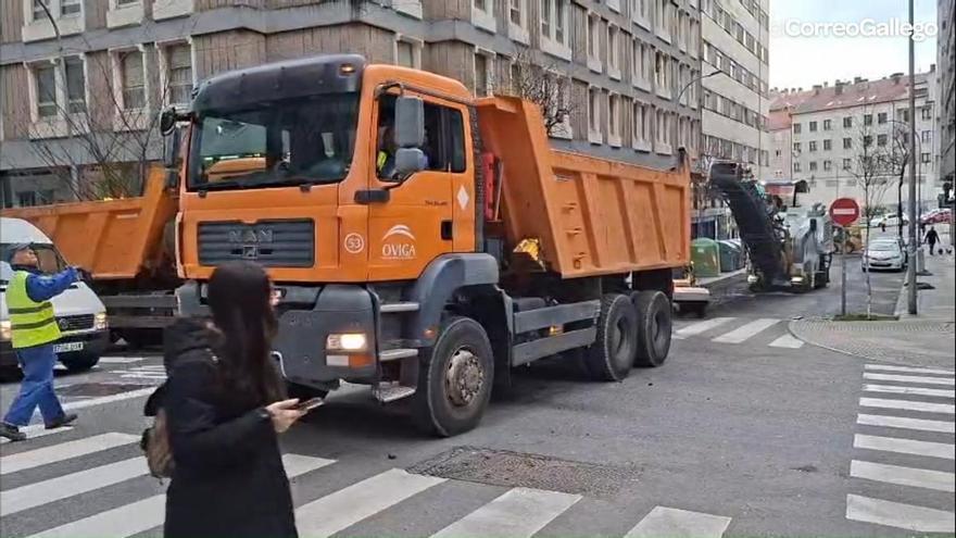 Trabajos de reasfaltado en la rúa República Arxentina