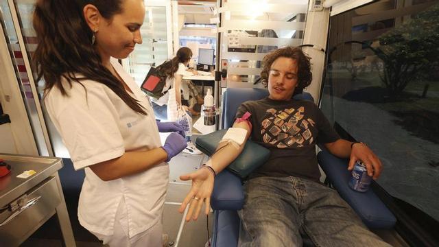 Christie Criggens-Edwards, de 21 años y origen inglés, se estrenó ayer en Pontevedra donando sangre.