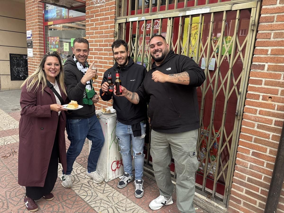 Adri (13 de junio), a la derecha, llegó el día anterior.