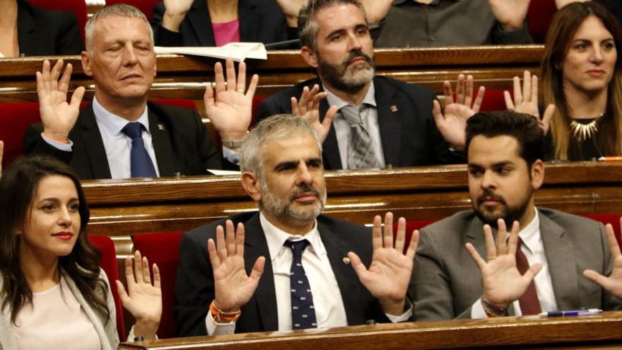 Els diputats de C&#039;s aixequen les mans durant la votació.