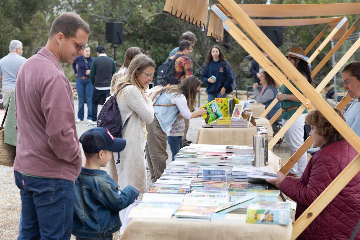 Galería: Día del Libro en Sant Antoni y en Sant Llorenç