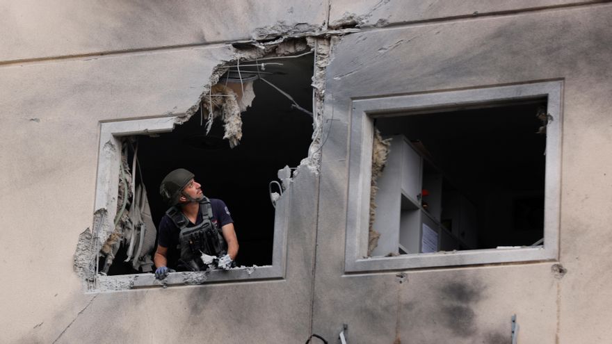 Una imagen de los daños causados por el impacto de un cohete en la ciudad israelí de Ascalón.