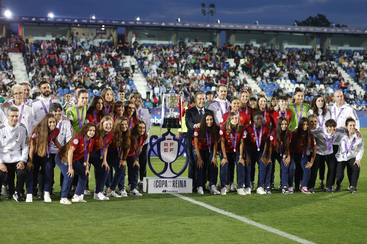 LEGANÉS (C.A. DE MADRID), 27/05/2023.- Las jugadoras de la selección sub-17 posan junto al trofeo de la Copa de la Reina antes del partido de la final que disputan este sábado en el estadio de Butarque, en Leganés, el Atlético de Madrid y el Real Madrid. EFE/JuanJo Martín