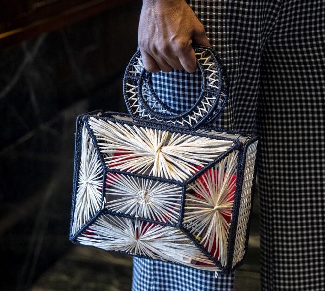Begoña Villacís con bolso de rafia