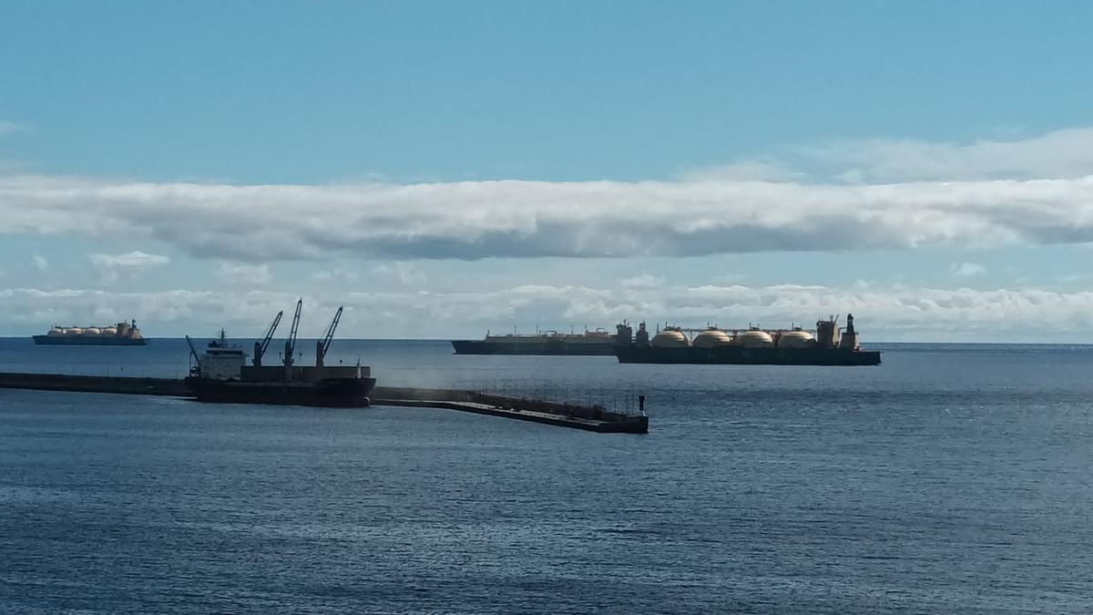 Los tres buques gaseros fondeados en el Puerto de Santa Cruz.