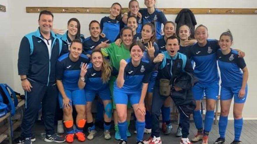 Las jugadoras del Almussafes celebran el triunfo.