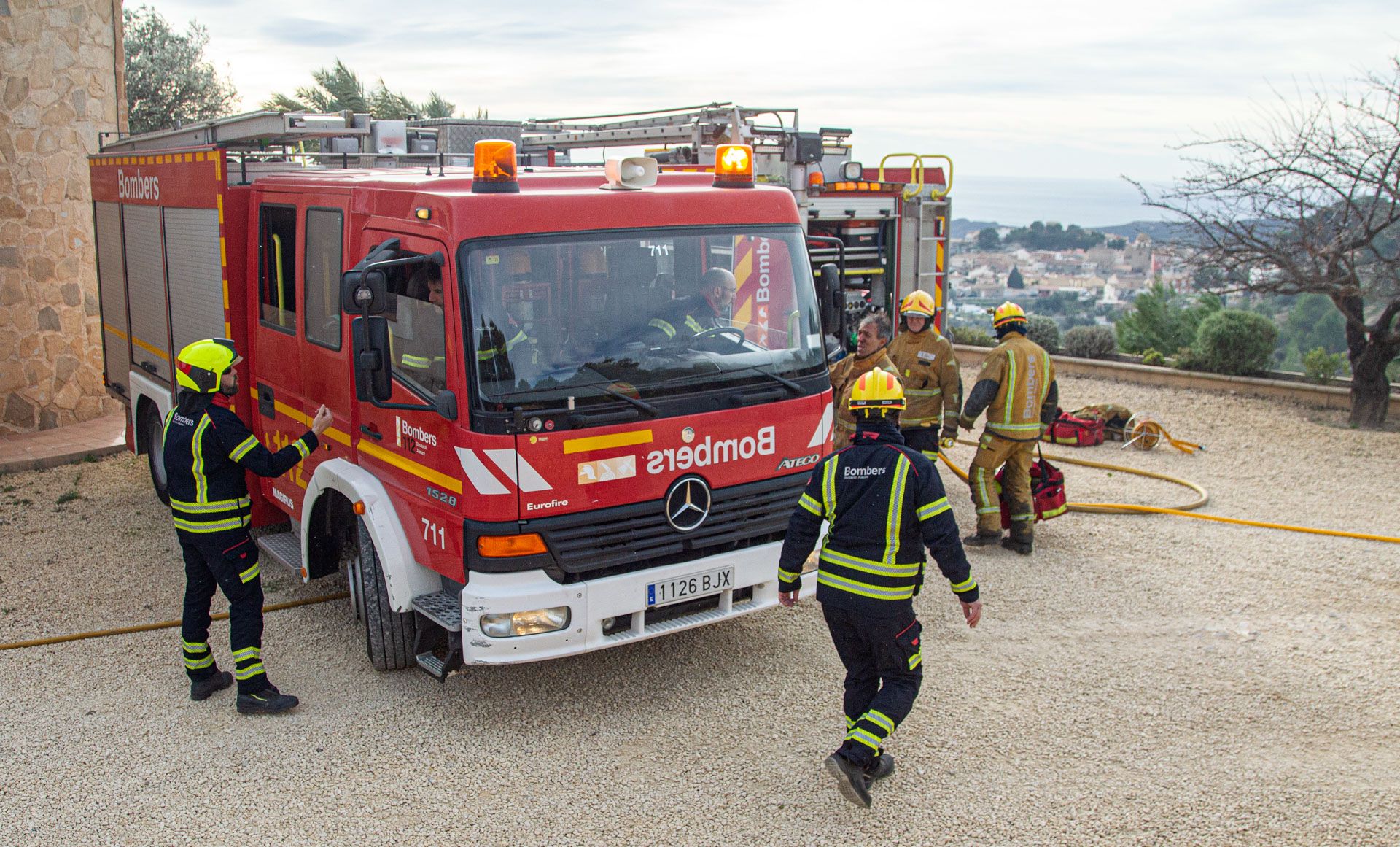 Decenas de vecinos desalojados por el incendio de Aigües