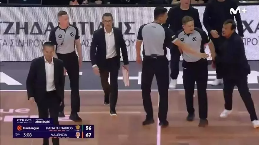 Tensión por las nubes en el Panathinaikos-VBC: Pedro Martínez y Ataman se encaran y acaban expulsados