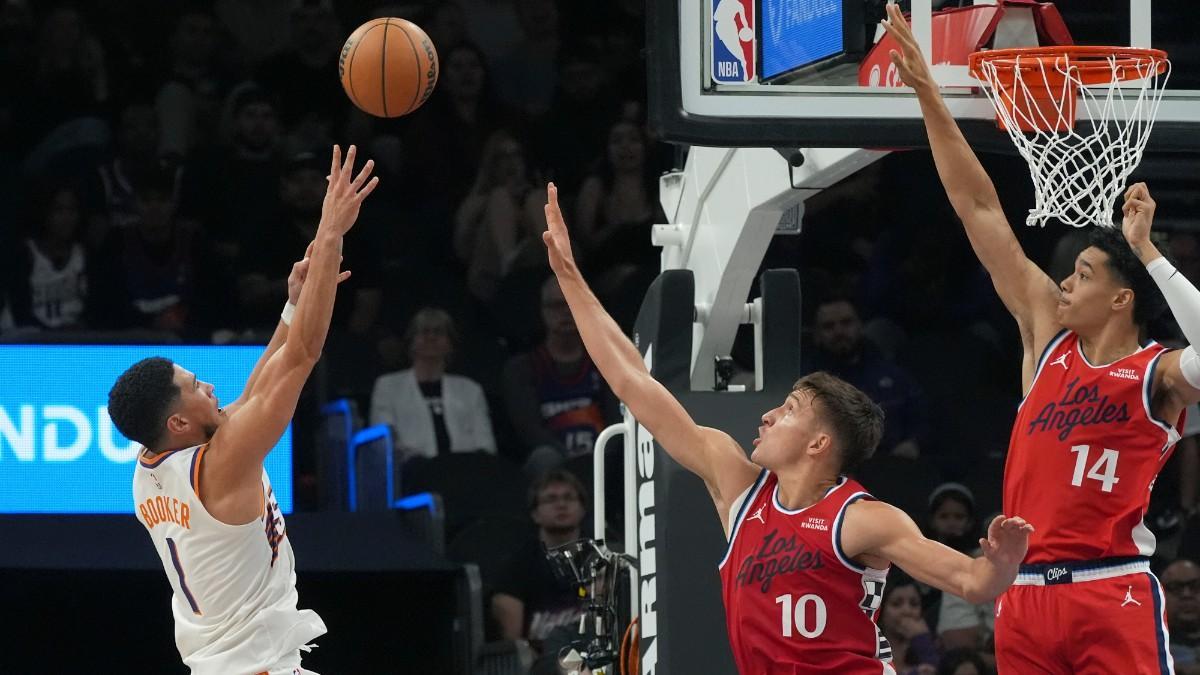 Devin Booker intenta un lanzamiento