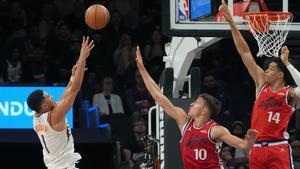 Devin Booker intenta un lanzamiento