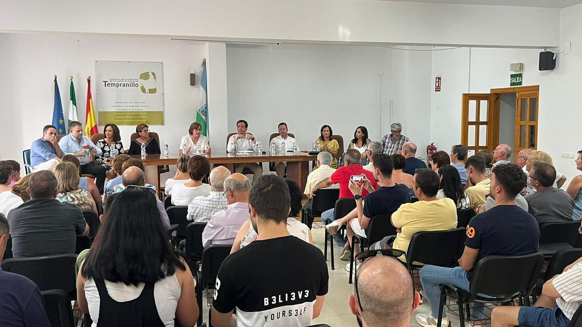 Numerosos vecinos de Jauja acudieron a la reunión con el equipo de gobierno lucentino.