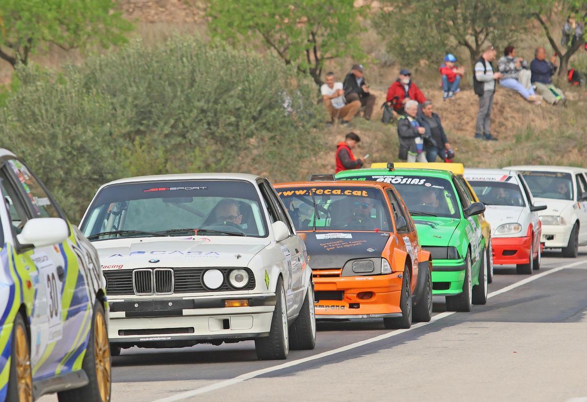 Diversos vehicles en una de les edicions de la Pujada en costa de Callus a Sant Mateu de Bages