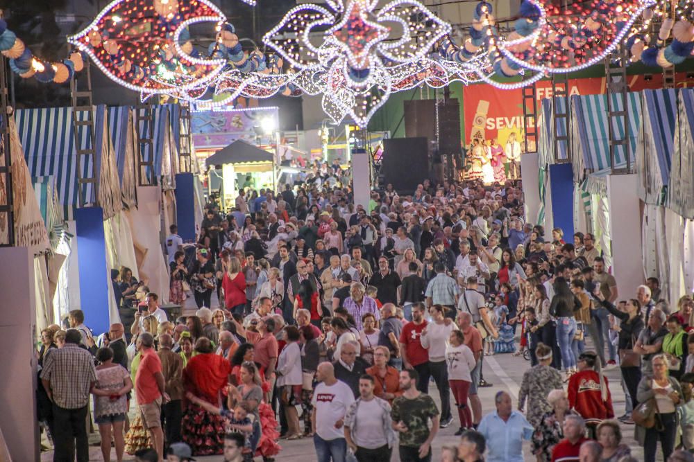 Baile, amistad y alegría en el recinto portuario de Torrevieja con la Feria de Sevillanas 2018