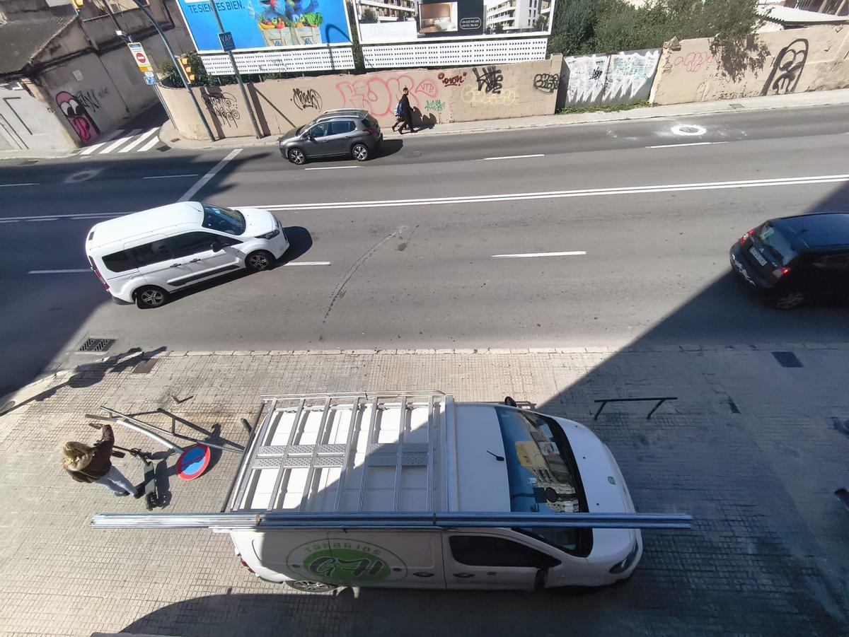 El coche subido a la acera tras derribar varias vallas en la calle Aragón de Palma