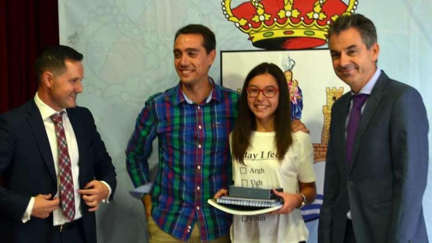 Sofía Vecino recibe el premio por su microrrelato.