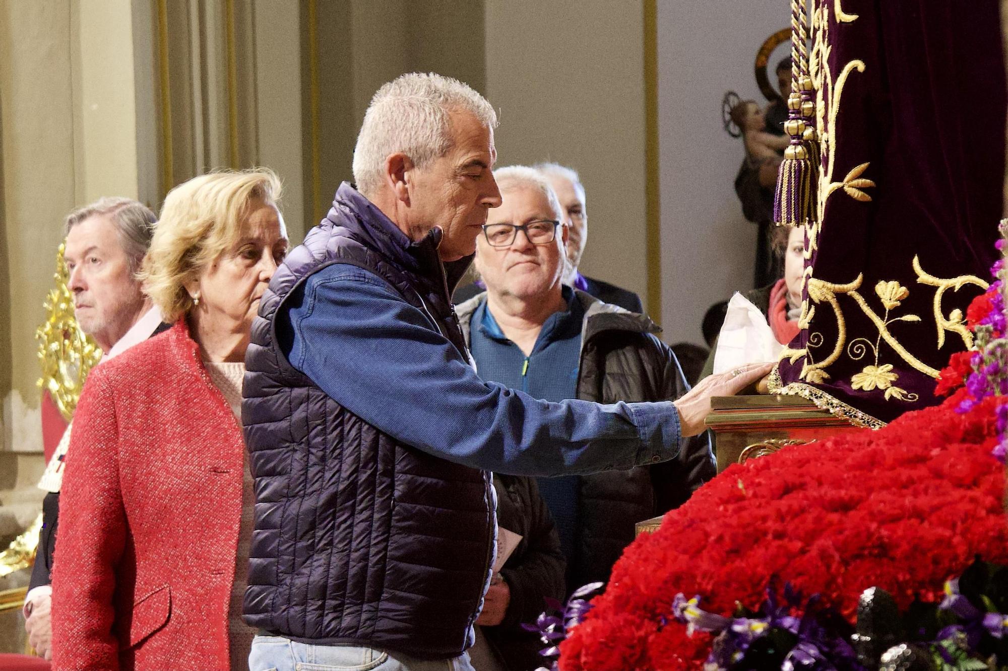 Tradicional Besapié del Cristo del Rescate en Murcia.