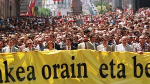 Manifestación en Bilbao exigiendo la liberación de Miguel Ángel Blanco, el 12 de julio de 1997. En la cabecera, entre otros, José María Aznar, Carlos Iturgaiz, Ramón Jáuregui y José Antonio Ardanza.