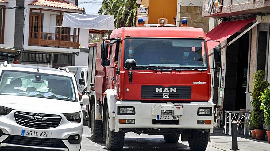 Camión de bomberos, ayer, en Tunte. | | JUAN CARLOS CASTRO