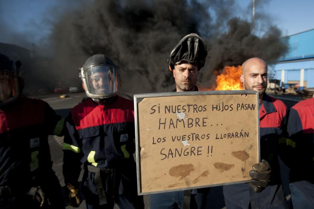 Al  "retén" de trabajadores en los accesos de la fábrica se suman las concentraciones que de lunes a jueves, por la tarde, mantendrán ante la planta de A Grela.