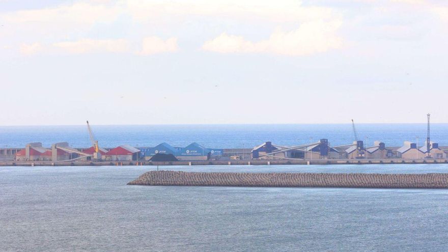 Parte de las instalaciones del puerto exterior, vistas desde Valcobo. | Iago López