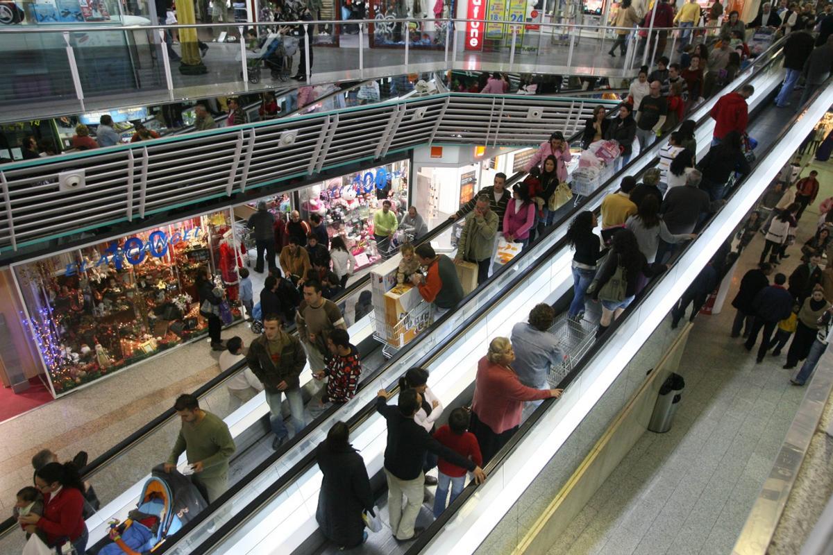 Público en el centro comercial El Arcángel, en una imagen de archivo.