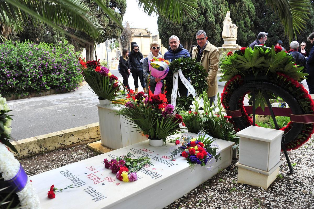 Homenaje en la tumba de Miguel Hernández, en el Cementerio de Alicante, en una imagen de archivo.