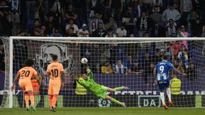 Joselu marca de penalti el 2-3 al Atlético en el RCDE Stadium.